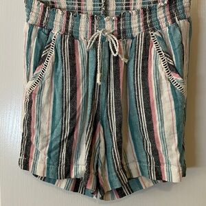 Size small woven linen blend 4 pocket shorts